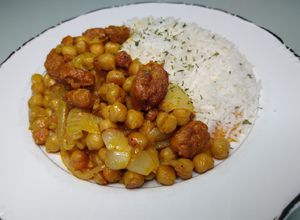 Una foto de Garbanzos fritos con longaniza y cebollas con arroz basmati