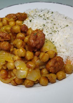 Una foto de Garbanzos fritos con longaniza y cebollas con arroz basmati