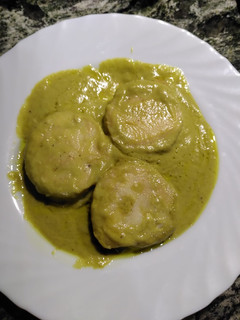 Una foto de Medallones de merluza con salsa de pimientos verdes