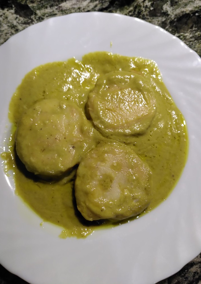 Una foto de Medallones de merluza con salsa de pimientos verdes