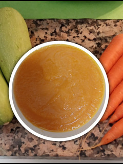 Una foto de Crema de calabacín blanco y zanahorias