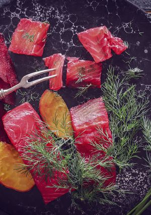 Une photo de Gravlax de Saumon à la betterave