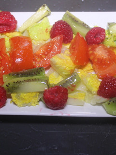 Una foto de Ensalada con uvillas y frambuesas