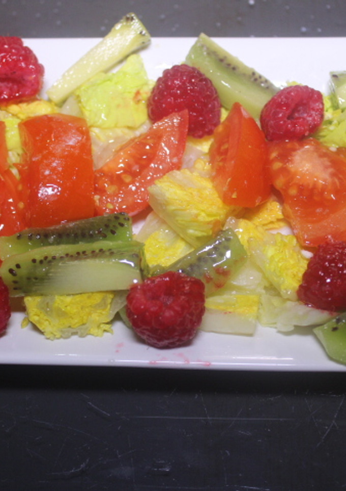 Una foto de Ensalada con uvillas y frambuesas