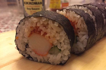 Langkah Mudah untuk Membuat Kani Maki (Sushi roll with Crab Stick) yang Menggugah Selera