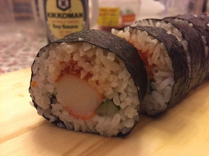 Langkah Mudah untuk Membuat Kani Maki (Sushi roll with Crab Stick) yang Menggugah Selera