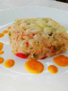 Una foto de Pastel de arroz al horno con crema de pimientos del piquillo