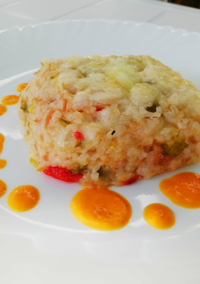 Una foto de Pastel de arroz al horno con crema de pimientos del piquillo