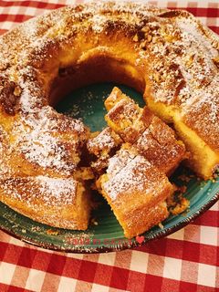 Foto di Ciambella con yogurt e noci