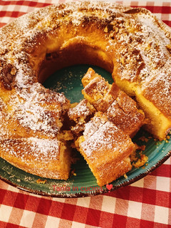 Foto di Ciambella con yogurt e noci
