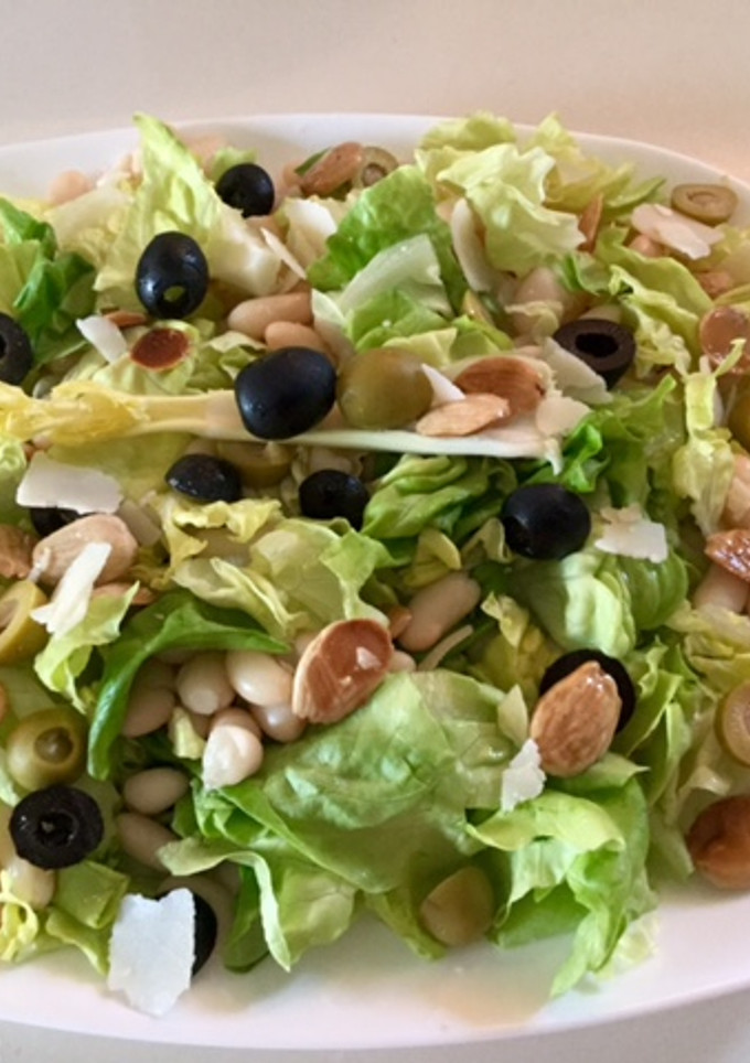 Una foto de Ensalada de judías  con almendras