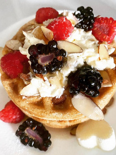 Una foto de Waffles con mantequilla de almendra - keto