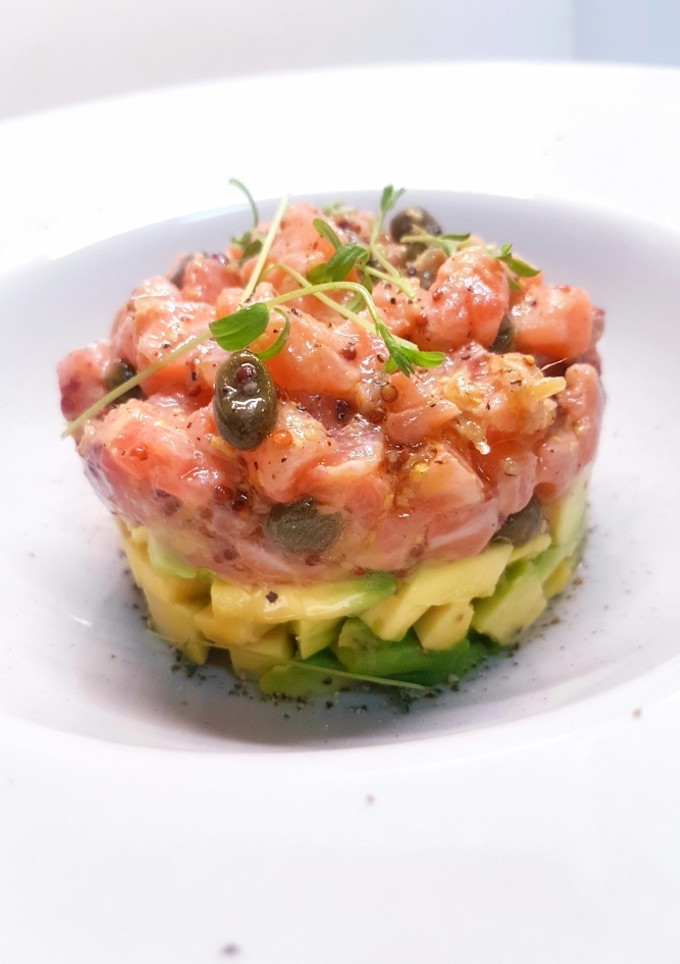 Una foto de Tartar de aguacate y salmón
