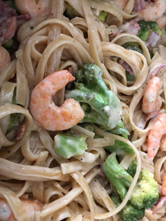 Una foto de Camarones con brócoli y pasta