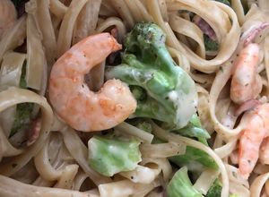Una foto de Camarones con brócoli y pasta