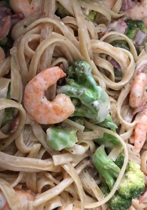 Una foto de Camarones con brócoli y pasta