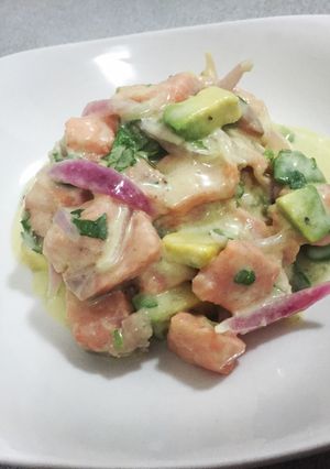 Una foto de Ceviche salmón palta