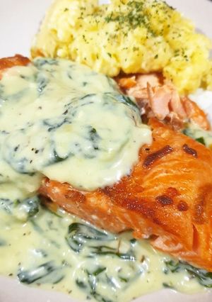 Foto resep Salmon with Spinach Creamy Sauce