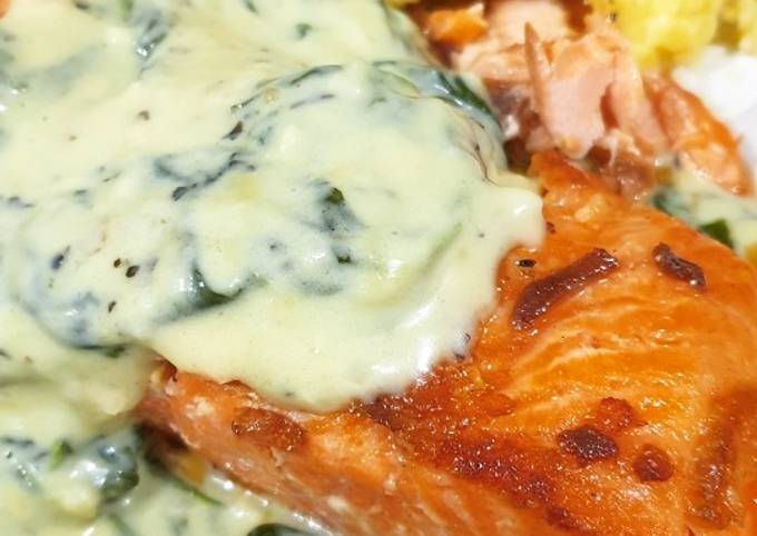 Salmon with Spinach Creamy Sauce