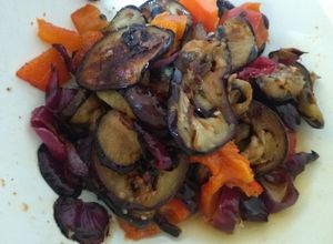 Una foto de Ensalada de berenjena, pimiento y cebolla morada a la plancha