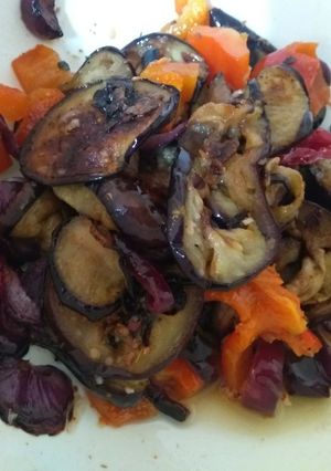 Una foto de Ensalada de berenjena, pimiento y cebolla morada a la plancha