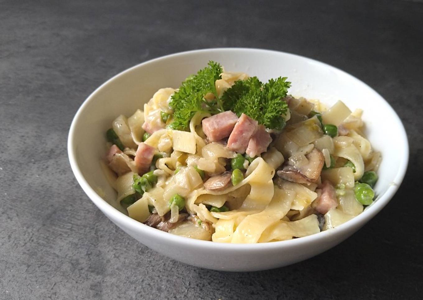 Creamy tagliatelle with ham and belgian chicory