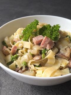 A picture of Creamy tagliatelle with ham and belgian endive.