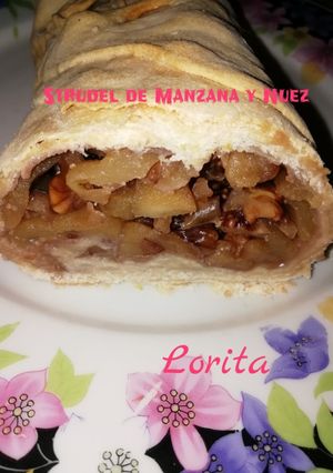 Una foto de Strudel de Manzana y Nuez