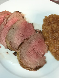 Una foto de Rosbif con puré de manzana