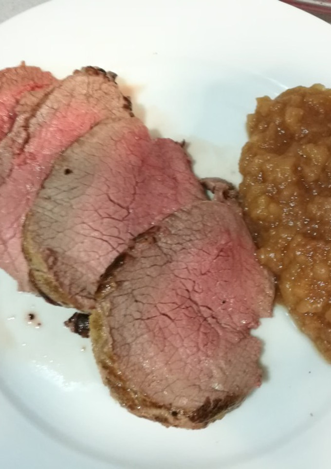 Una foto de Rosbif con puré de manzana