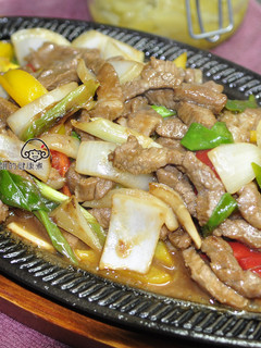 A picture of Teppanyaki-Style Stir-Fried Beef with Scallions.