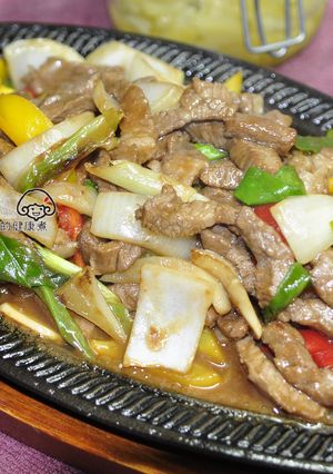 A picture of Teppanyaki-Style Stir-Fried Beef with Scallions.