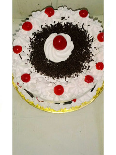 ब्लैक फॉरेस्ट केक (black forest cake recipe in Hindi) रेसिपी मुख्य फोटो