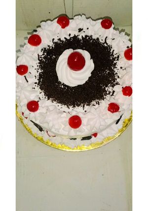 ब्लैक फॉरेस्ट केक (black forest cake recipe in Hindi) रेसिपी मुख्य फोटो
