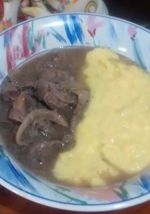 Una foto de Riñones al vino Blanco con Puré de papa