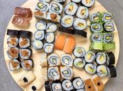 Una foto de aderezos para sushi