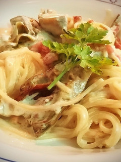 Una foto de Espaguetis con bacon y alcachofas