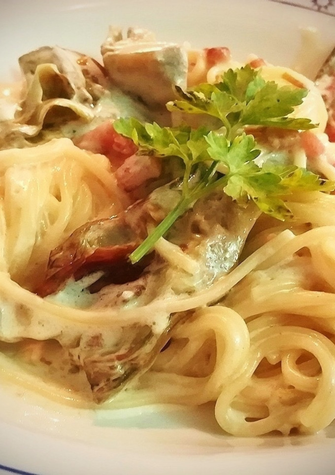 Una foto de Espaguetis con bacon y alcachofas