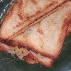 A picture of Potato onion sandwich.