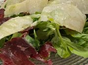 Una foto de cecina con ensalada