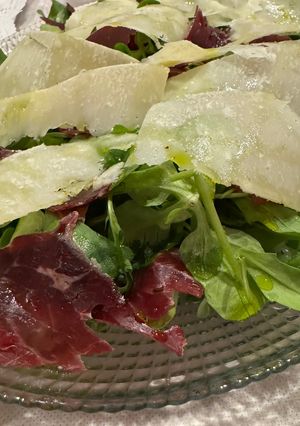 Una foto de Ensalada de cecina y rúcula