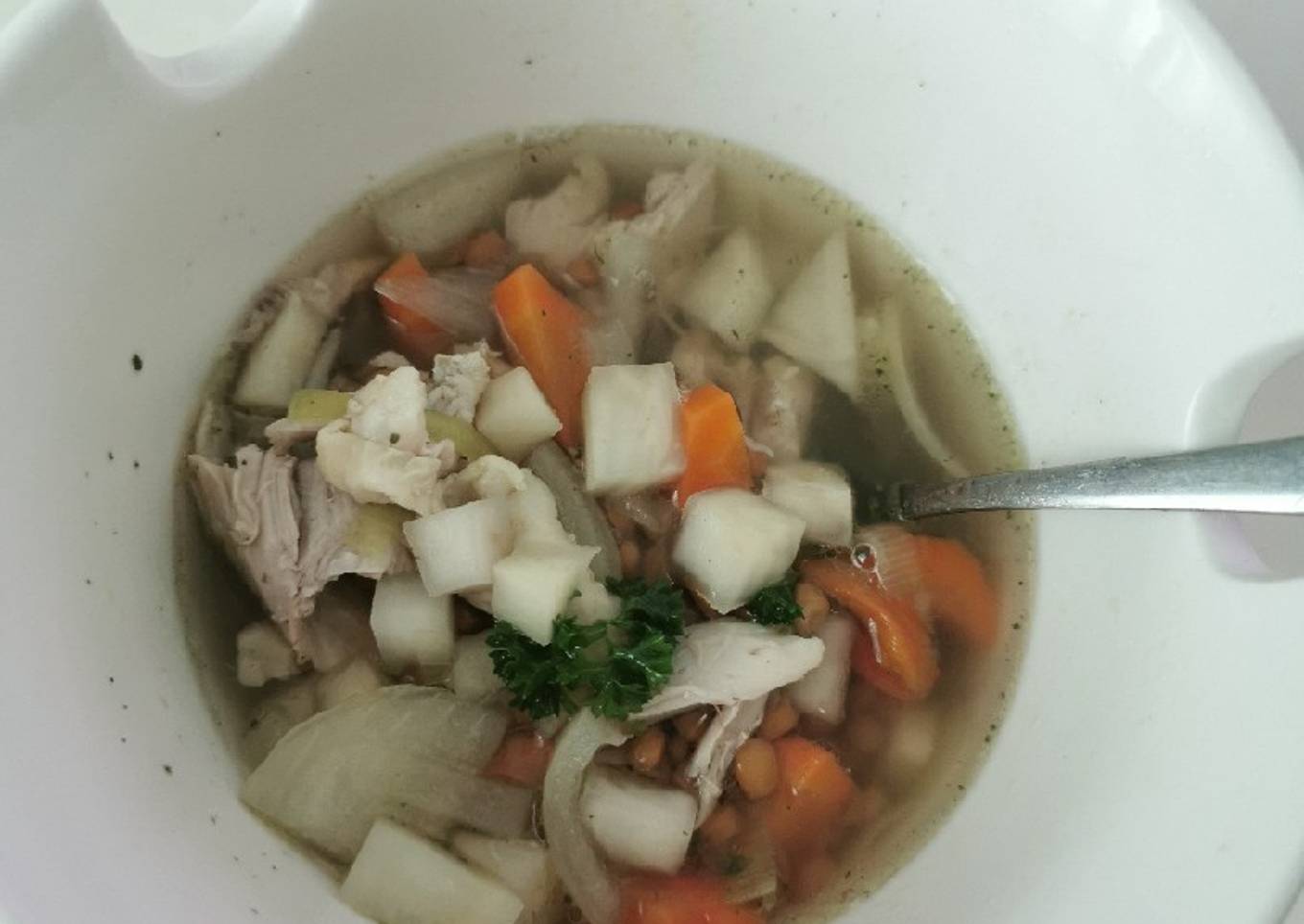 Huhnersuppe mit Linsen