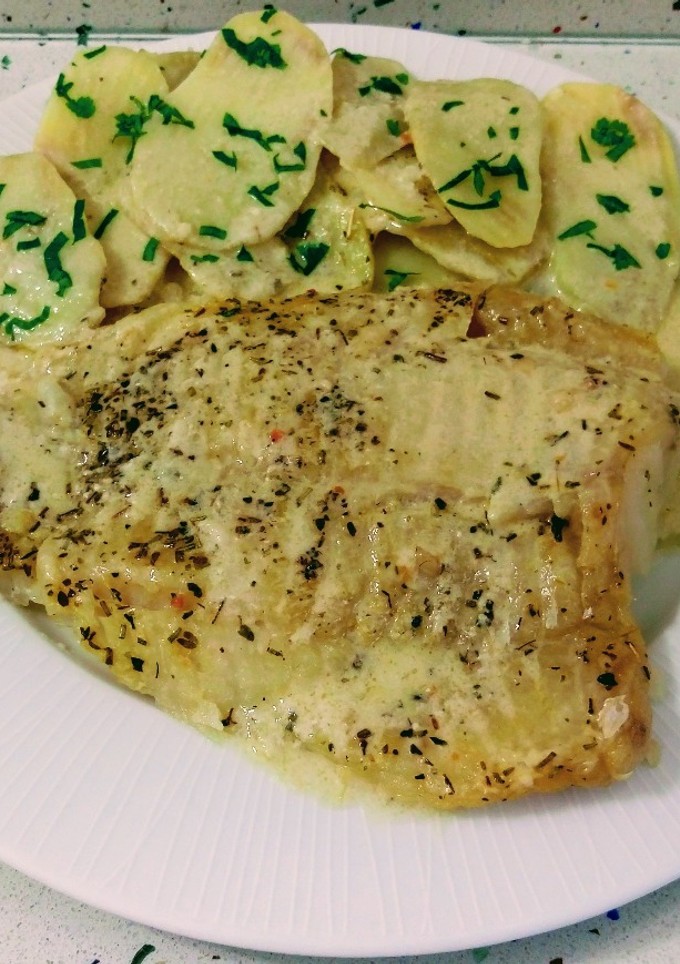 Una foto de Bacalao con patatas y crema de queso al vapor