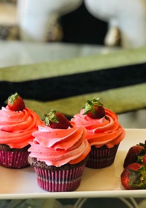 A picture of Strawberry Cupcakes.