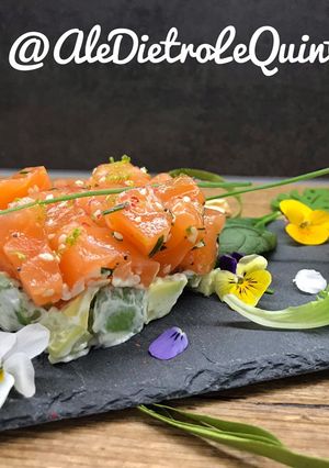 Foto di Tartare di salmone, avocado e pepe rosa