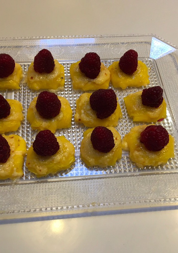Una foto de Paquetitos de piña con crema