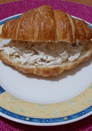 Una foto de Croissant de pollo con pecanas