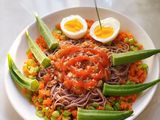 Bún lứt trộn sốt thịt cà chua và rau củ