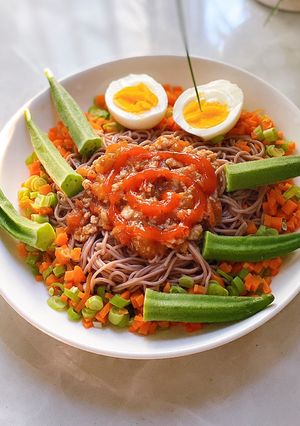 Hình của món Bún lứt trộn sốt thịt cà chua và rau củ.