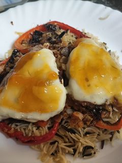 Una foto de Hamburguesa con queso y mermelada sobre arroz y verduritas